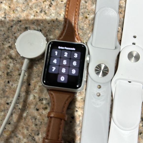 Apple Watch with battery and three watchbands 7000 series locked - Picture 3 of 3